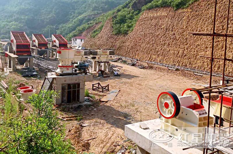 沙厂生产线安装安装中，石料粉碎设备有鄂破、圆锥破和制砂机